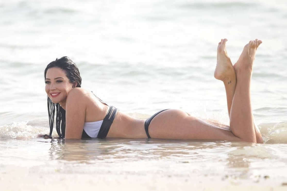 Tulisa Contostavlos Sexy Feet Bikini At Beach  nude photo