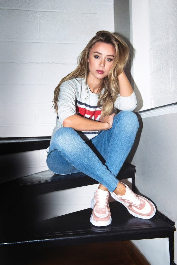 Una Healy  nude photo