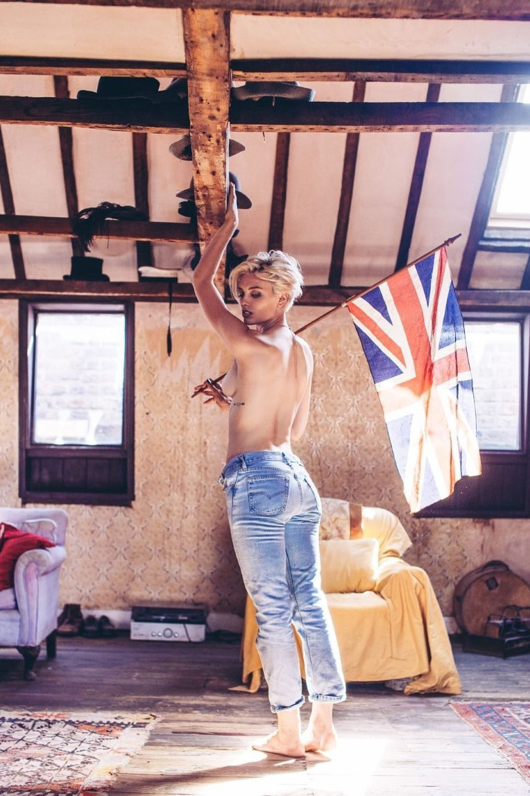 Wallis Day  nude photo