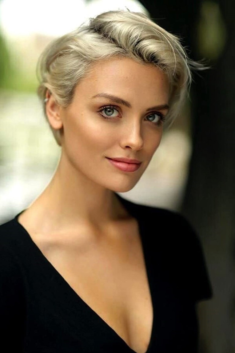 Wallis Day  nude photo