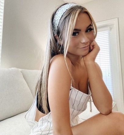 Emily Elizabeth  nude photo