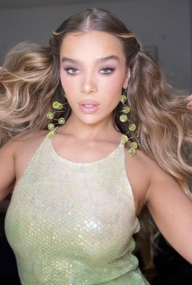 Hailee Steinfeld  nude photo