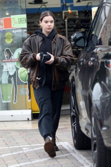 Hailee Steinfeld  nude photo