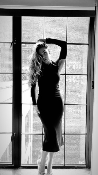 Hailee Steinfeld  nude photo