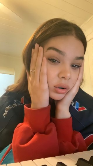 Hailee Steinfeld  nude photo