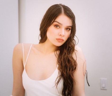 Hailee Steinfeld  nude photo