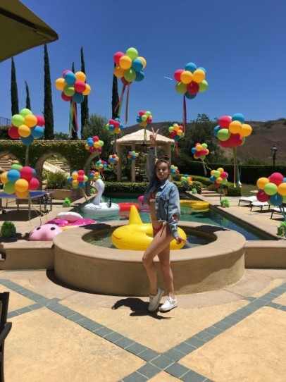 Hailee Steinfeld  nude photo