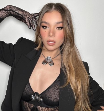 Hailee Steinfeld  nude photo