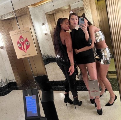 Hailee Steinfeld  nude photo