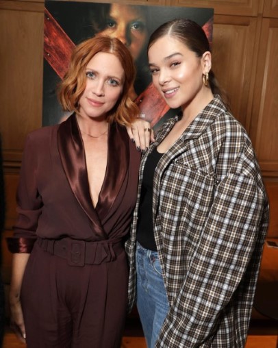 Hailee Steinfeld  nude photo