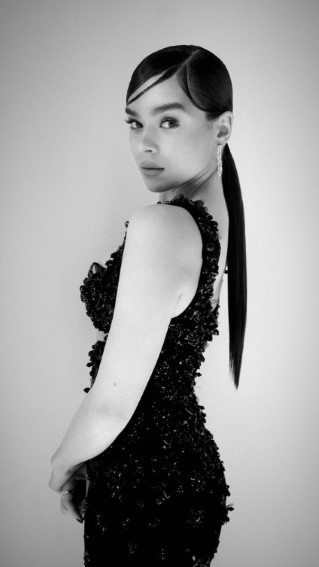 Hailee Steinfeld  nude photo