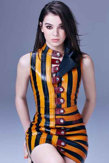 Hailee Steinfeld  nude photo