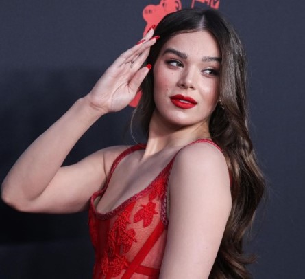 Hailee Steinfeld  nude photo