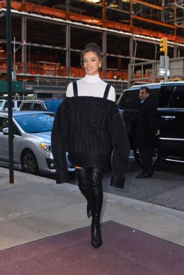 Hailee Steinfeld  nude photo