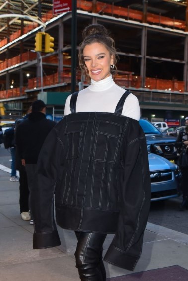 Hailee Steinfeld  nude photo