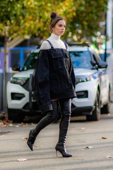 Hailee Steinfeld  nude photo