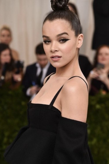 Hailee Steinfeld  nude photo