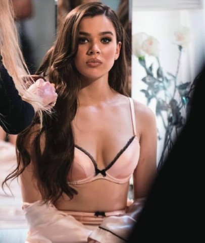 Hailee Steinfeld  nude photo