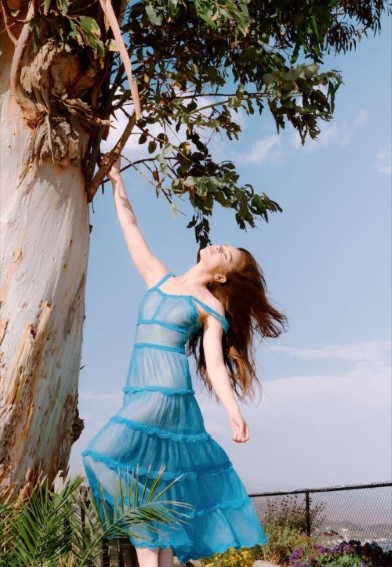 Hailee Steinfeld  nude photo