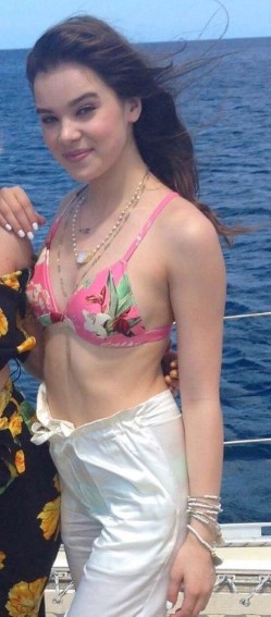 Hailee Steinfeld  nude photo