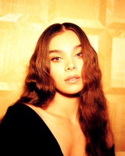 Hailee Steinfeld  nude photo