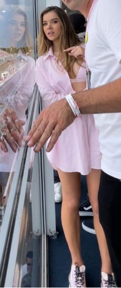 Hailee Steinfeld  nude photo