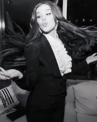 Hailee Steinfeld  nude photo