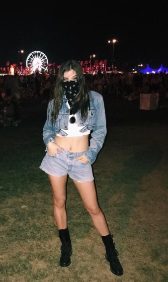 Hailee Steinfeld  nude photo