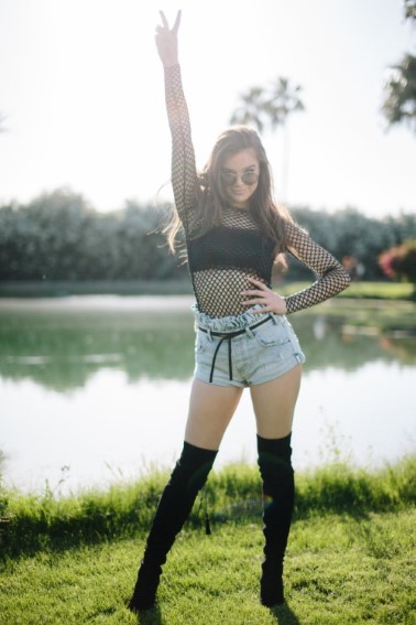 Hailee Steinfeld  nude photo