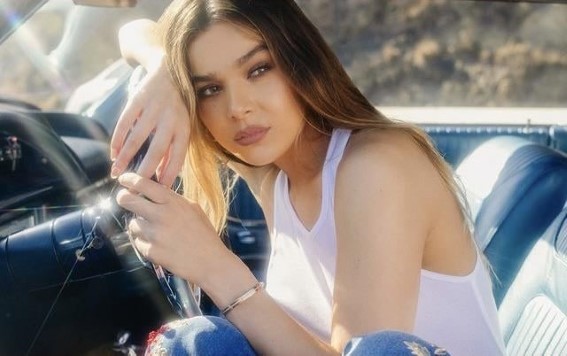 Hailee Steinfeld  nude photo