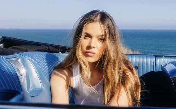 Hailee Steinfeld  nude photo