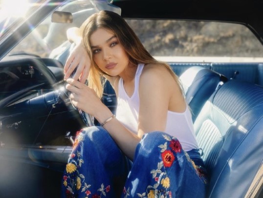 Hailee Steinfeld  nude photo