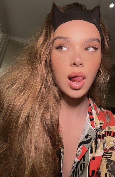 Hailee Steinfeld  nude photo