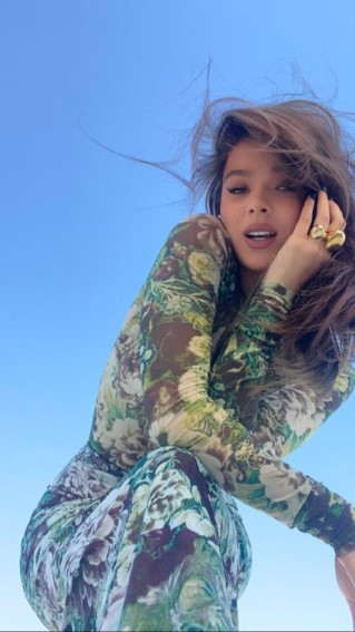 Hailee Steinfeld  nude photo