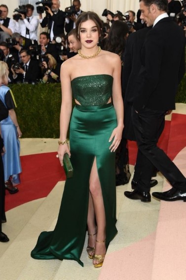 Hailee Steinfeld  nude photo