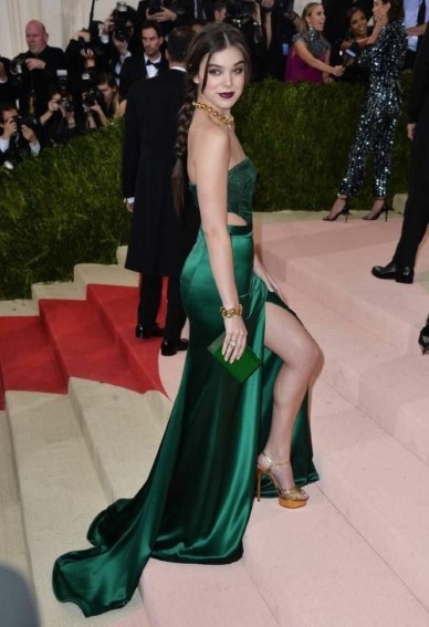 Hailee Steinfeld  nude photo