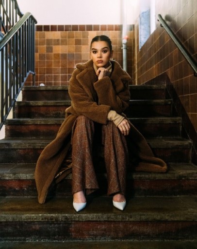 Hailee Steinfeld  nude photo