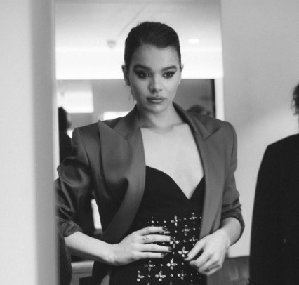 Hailee Steinfeld  nude photo