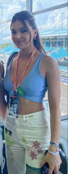 Hailee Steinfeld  nude photo