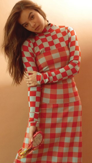 Hailee Steinfeld  nude photo