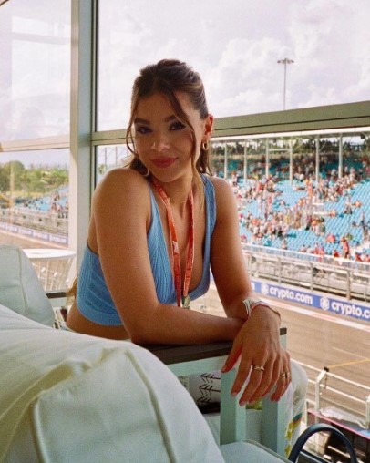 Hailee Steinfeld  nude photo