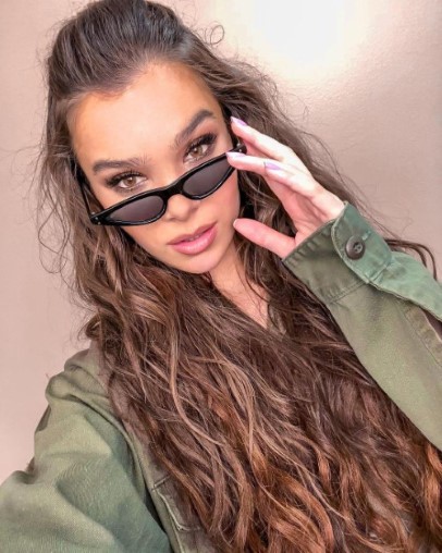 Hailee Steinfeld  nude photo