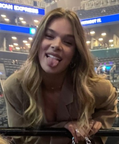 Hailee Steinfeld  nude photo