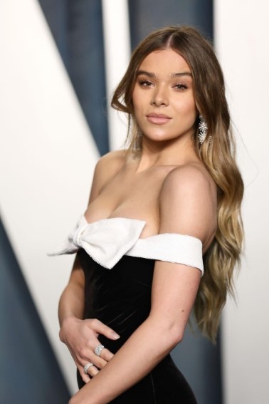 Hailee Steinfeld  nude photo