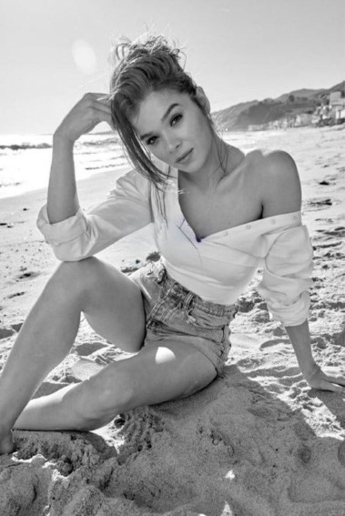 Hailee Steinfeld  nude photo