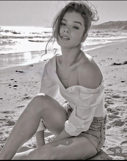 Hailee Steinfeld  nude photo