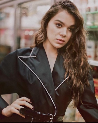 Hailee Steinfeld  nude photo
