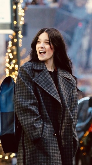 Hailee Steinfeld  nude photo