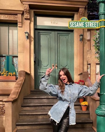 Hailee Steinfeld  nude photo