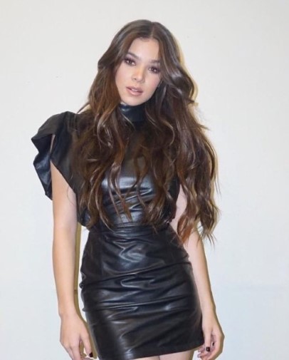 Hailee Steinfeld  nude photo